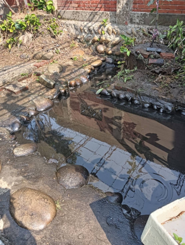 「南屯劉厝溪連假遭偷排黑油 溪水變黑污染農田 市議員朱暖英會同相關單位追元兇」