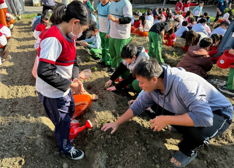 大安農會響應淨零排放與食農教育帶領大安國小學童體驗種植水果玉米