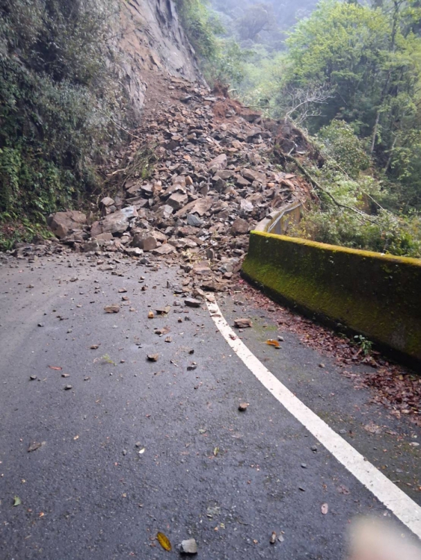 大雪山林道29.4公里處發生落石坍方，大雪山國家森林遊樂區即日起緊急休園，請暫勿上山！