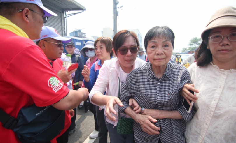 奇蹟甦醒！昏迷40天老母康復出院　女兒跪拜大甲媽獻金牌謝神恩