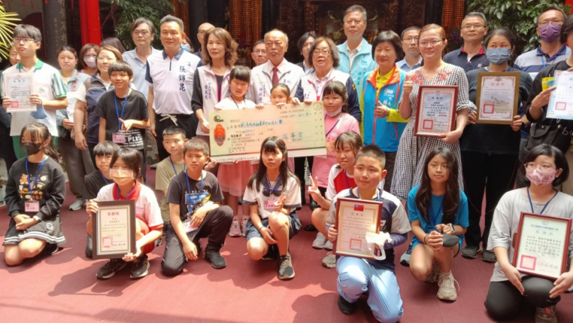 員林福寧宮頒發5鄉鎮市39所國中小學清寒優秀學童獎助學金。（照片記者周為政攝）