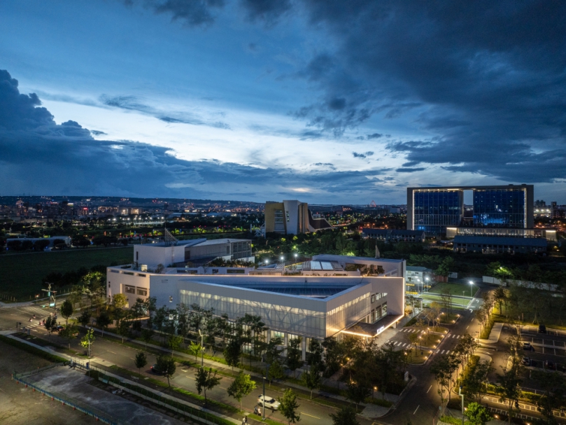 中醫大附醫榮獲2025建築永續獎三項大獎肯定唯一獲頒低碳營運領袖獎 數位X永續雙軸轉型樹立醫療綠建築標竿創醫療機構最佳成績