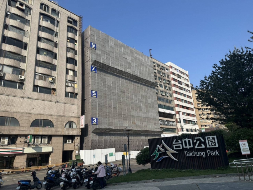 中區公園路建案施工架傾斜無人傷亡 都發局勒令停工、依規裁罰2.7萬元併限期2日內改善