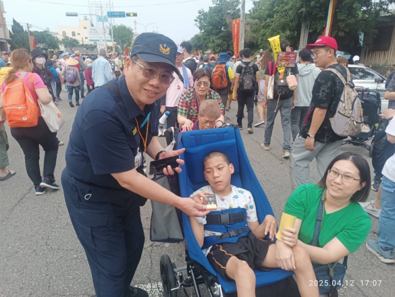 大甲媽回鑾於凌晨緩緩回到台中市區海線地區信眾熱情迎接並爭相躦轎腳