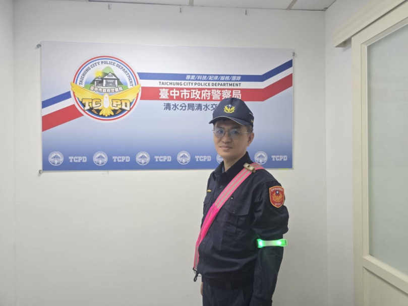 清水警方為維護信眾安全發送反光背帶、夾子燈、發光手環受到索取