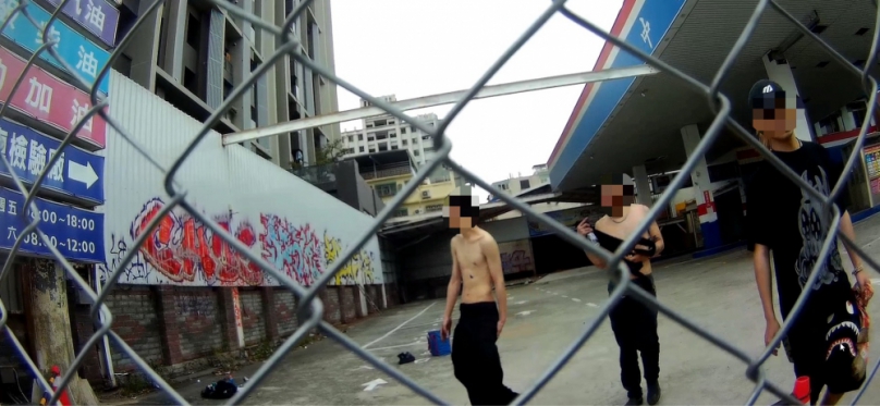 廢棄加油站遭塗鴉    警方火速到場帶回3名塗鴉客