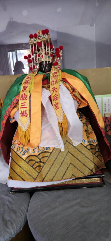 近日白沙屯媽祖台中聯誼會、豐原玉濟宮、后里濟元堂一行人前往福建省崇武天后宮進行了一場盛大的宗教文化交流活動、接駕開基黑臉三媽來台巡禮、此次活動旨在加強兩岸宗教文化的交流與合作、促進信仰的傳承與發展。