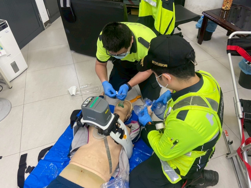 鬼門關前成功救人   新竹市消防團隊獲邱臣遠表揚