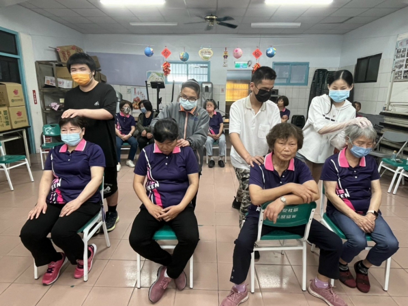 東安家政班特邀市立啟明學校師生  實踐服務中學習