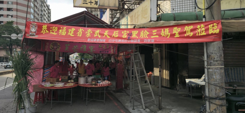 福建省崇武開基黑臉三媽始祖來台巡禮數日後、昨（19日）前往台中市白沙屯媽祖聯誼會進行拜會祈福活動、吸引了眾多信眾和社會各界人士的參與、此次活動不僅是台灣地區宗教信仰的交流、更是兩岸文化的深度融合。