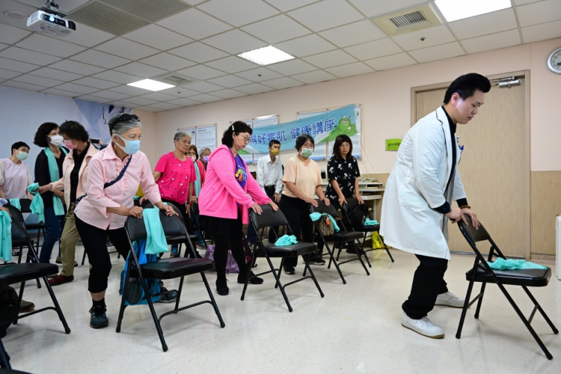 半百婦「爬沒兩層樓就腿軟」驚見肌少症上身    醫警告：非老人專利