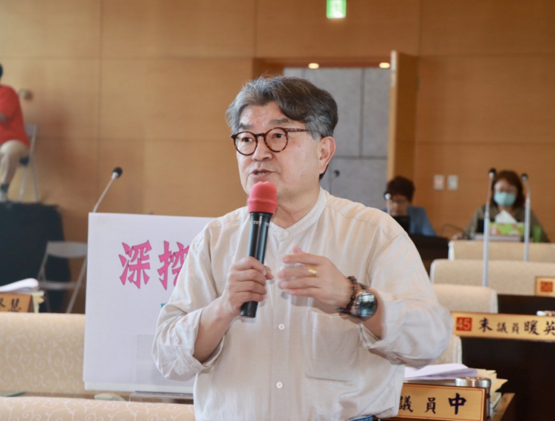 國防部近日發文給宮廟要求徵調空間存放軍火  日前甚至有戰鬥直升機降落在校園  國民黨台中市議員李中質疑賴清德總統是刻意挑動戰爭想藉機宣布戒嚴