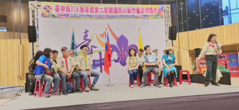 台中市國民小學幼童軍聯團活動今(23)日在后里區馬場旁的花舞館盛大舉行、來自48所學校的千餘位小狼和小蛙幼童軍參加、這次活動旨在促進幼童軍之間的交流與合作，培養孩子們的團隊精神和社會責任感。