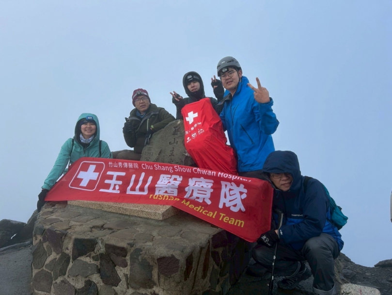 玉山醫療隊藥師英勇救援 碎石坡驚險拉回險墜崖山友