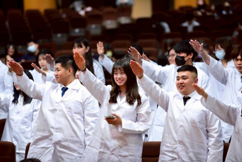 檢驗力MAX！中臺科大醫檢系授袍象徵新世代走向專業前線