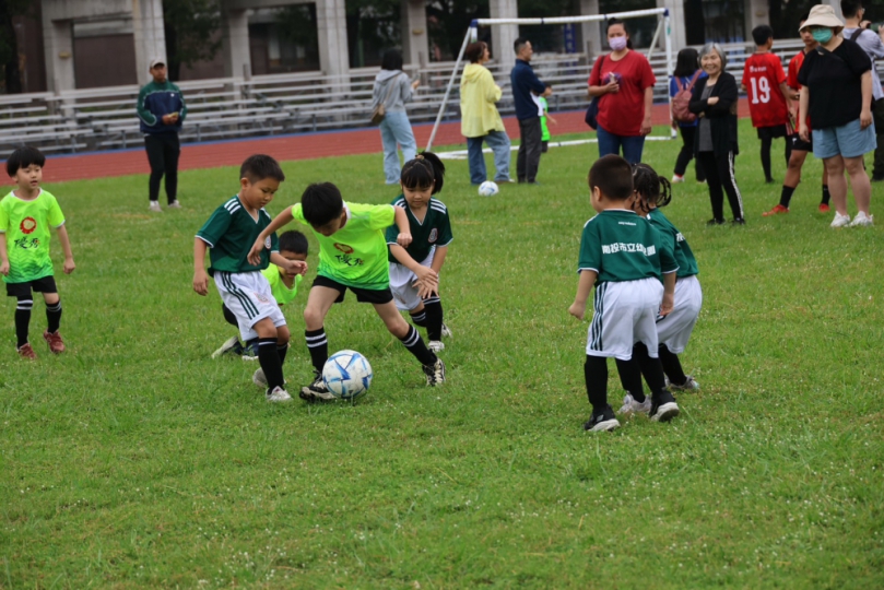 璉紅盃幼兒足球賽64隊爭鋒 萌力大爆發