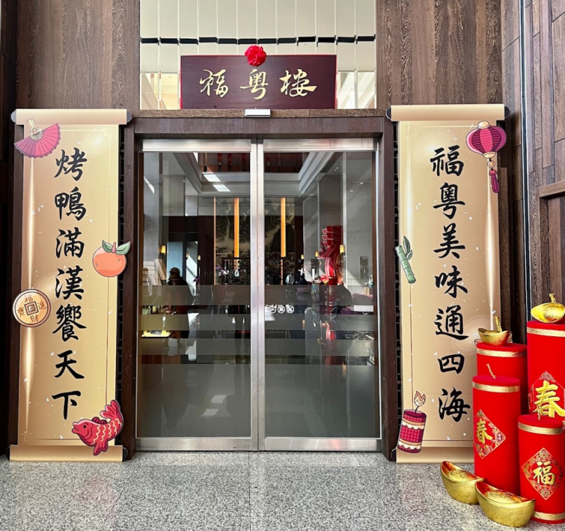 在愉快的周六晚上、一位遊客的用餐體驗卻因為菜單上的食材缺貨而變得格外尷尬、這位顧客在點了招牌牛肉炒河粉和粥品後，卻接連遭遇服務員說沒有了，讓他感到十分納悶。