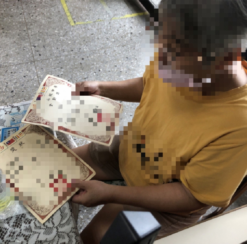 老婦人拿獎狀找孫子道出洋蔥   太平警獲報貼心助返家