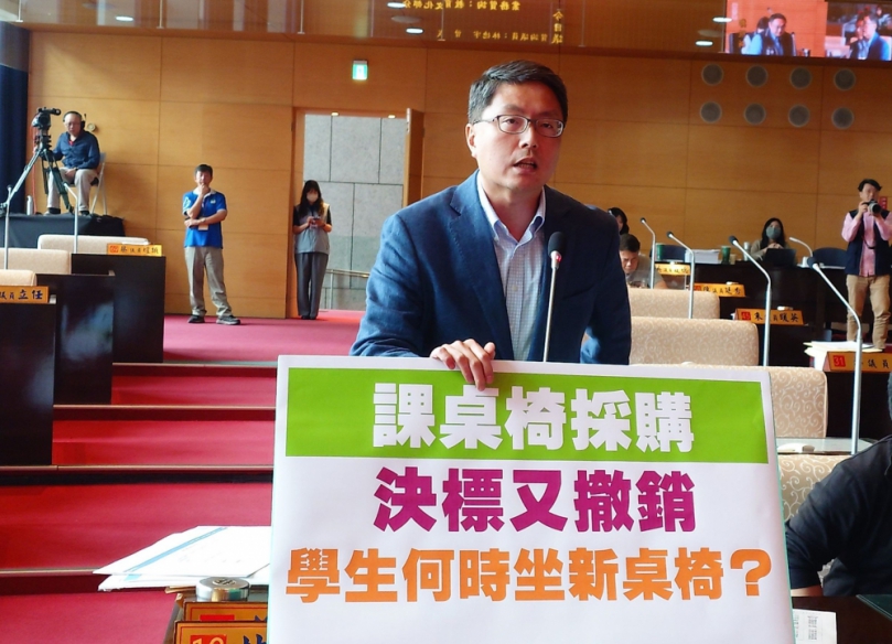 台中市議會全力支持國中小可調式課桌椅汰換採購預算  教育局卻反覆更正決標公告  民進黨台中市議員林德宇求教育局盡速改善