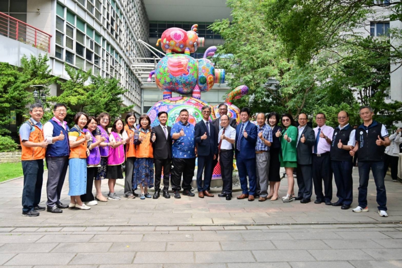 台中打卡新景點！藝術大師洪易作品《叁豬》進駐地稅局