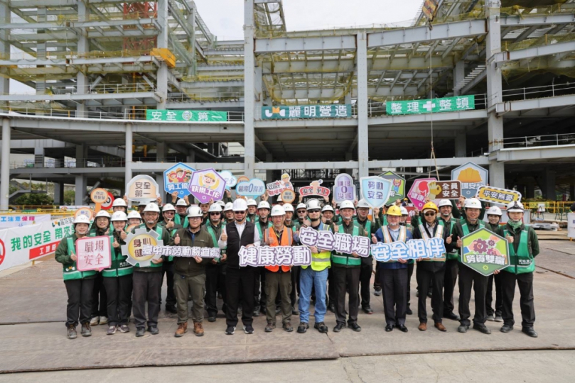 塔吊作業眉角多！中市勞工局攜手網紅「超認真少年」宣導塔吊安全