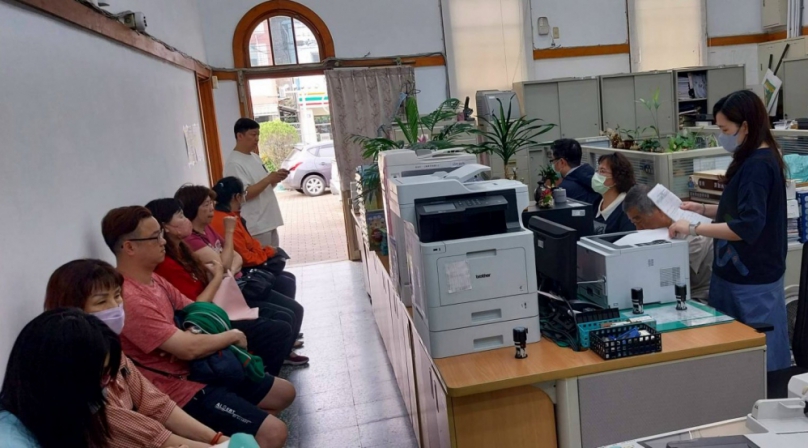 后里區公所輔導民眾報稅「e機在手    厚你真方便」