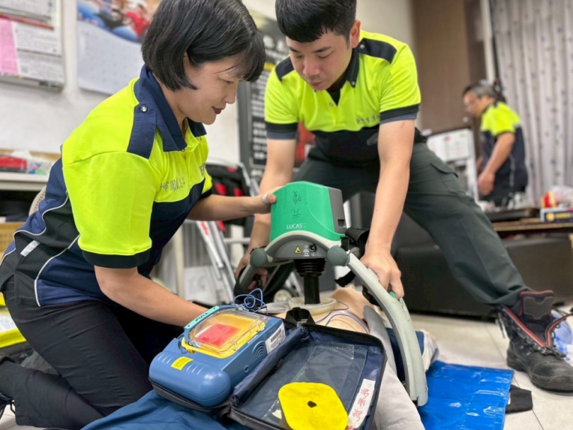 七旬阿嬤跳舞跳到昏倒   新竹市消防弟兄現場2次電擊救回一命