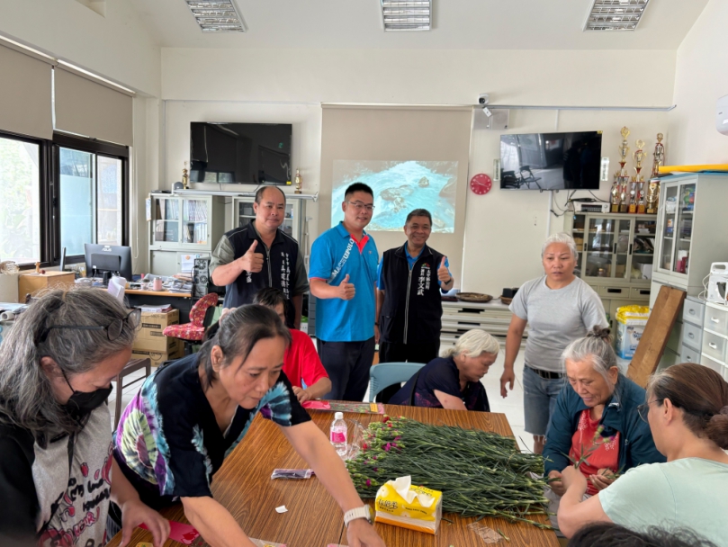 太平區福隆里舉辦「慶祝母親節活動」   以實際製作方式提前歡渡母親節