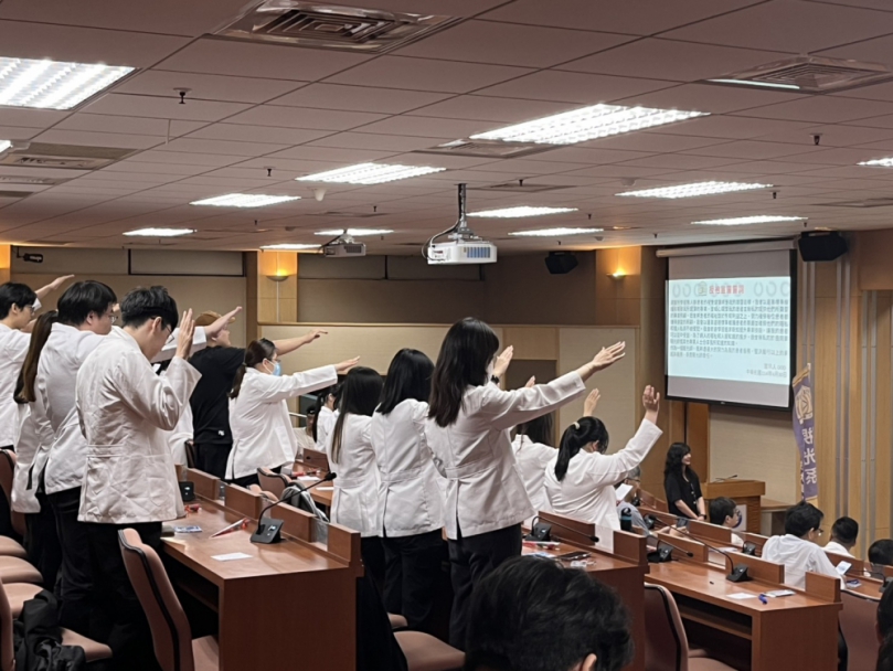 看見未來「視」界 中臺科大視光系授袍典禮傳承社會責任與專業使命