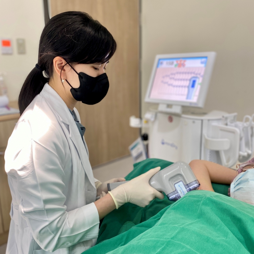 吹冷氣也汗流如雨   青春期少女深受手汗與腋下異味困擾   清新門診助重拾自信