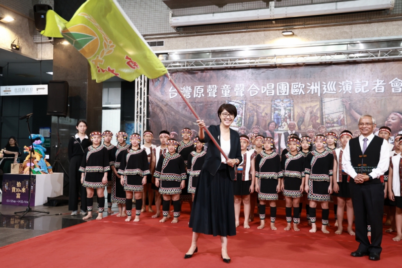 台灣原聲童聲合唱團歐洲巡演 許縣長授旗嘉勉