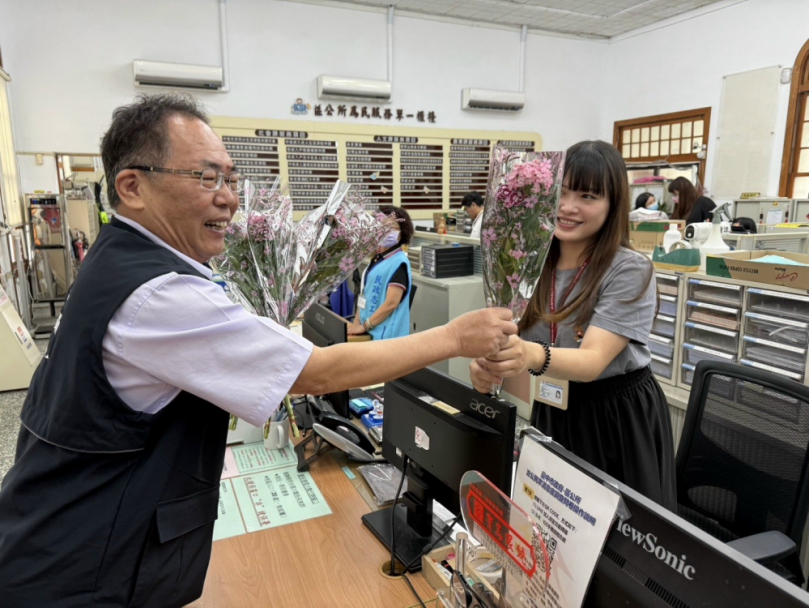 五月溫馨母親節前夕　賴同一送員工繡球石竹祝福