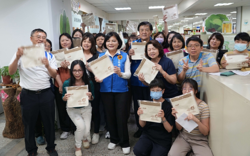 （影音）／縣長張麗善親送母親節小禮物　攜手女性同仁邁向性別友善職場