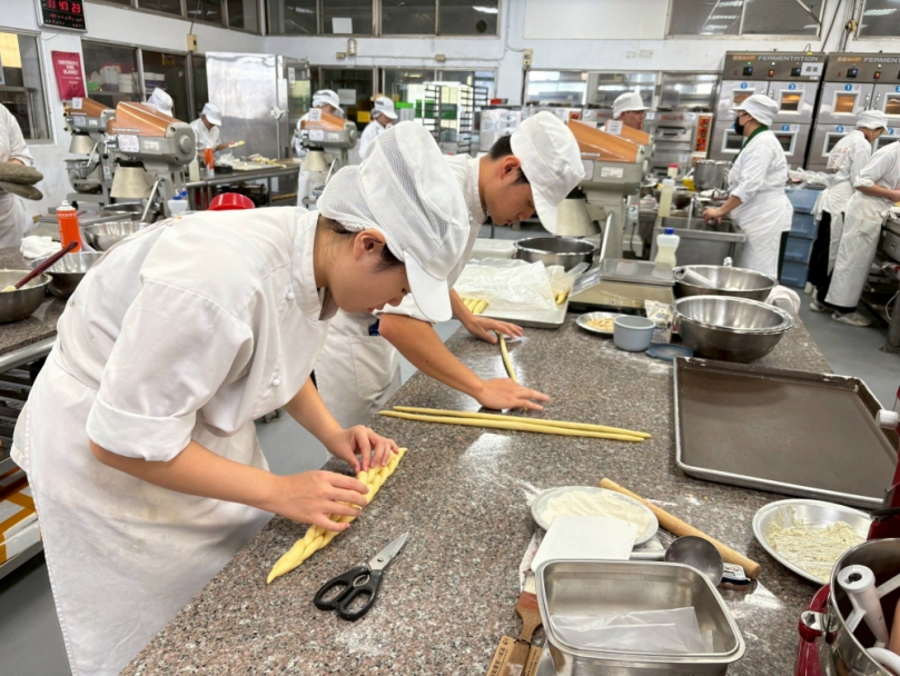 全國18隊選手弘光盃創意烘焙競賽拚創意  高中職作品驚艷評審