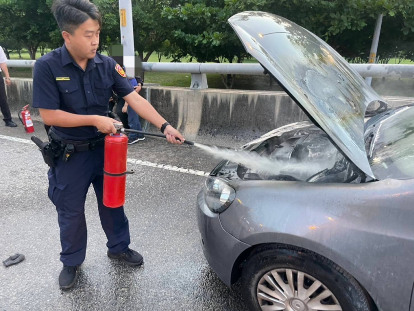 驚險！父子返家途中車突起火   勇警持滅火器幫滅火