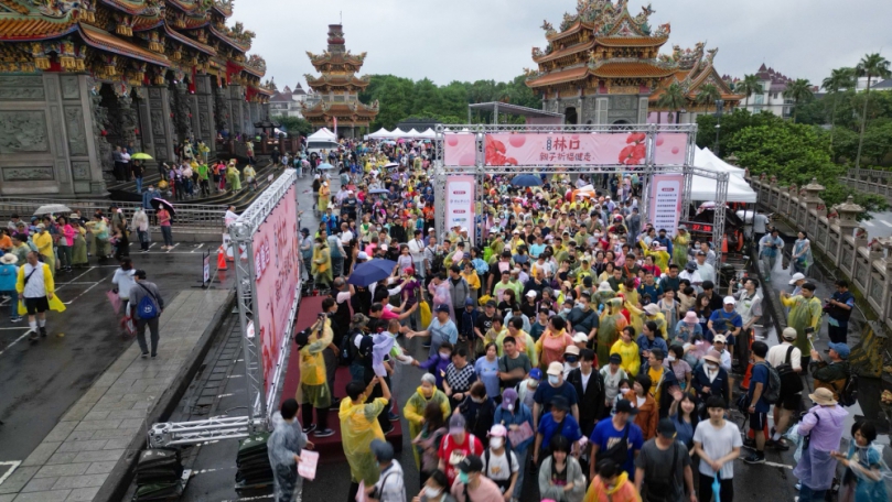 3,000多位大小朋友齊聚竹林山觀音寺前　風雨無阻勇敢邁步