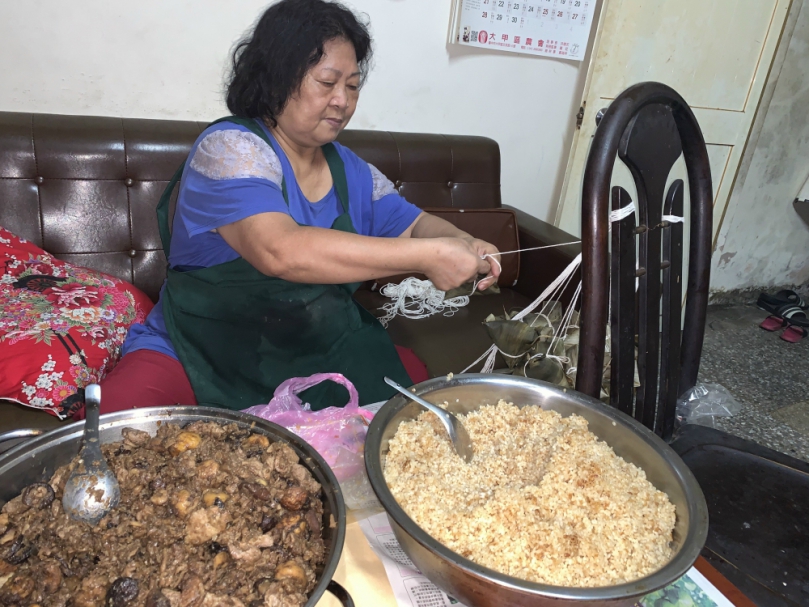 慶祝溫馨光輝五月母親節　媽媽仍忙著為兒女綁肉粽