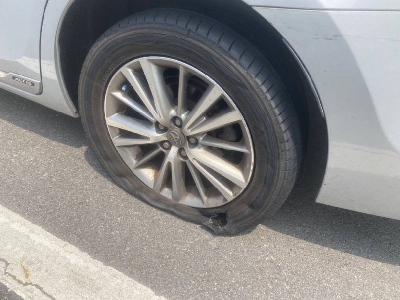 車輛爆胎停路肩等待道路救援   警傻眼「這行為」超NG