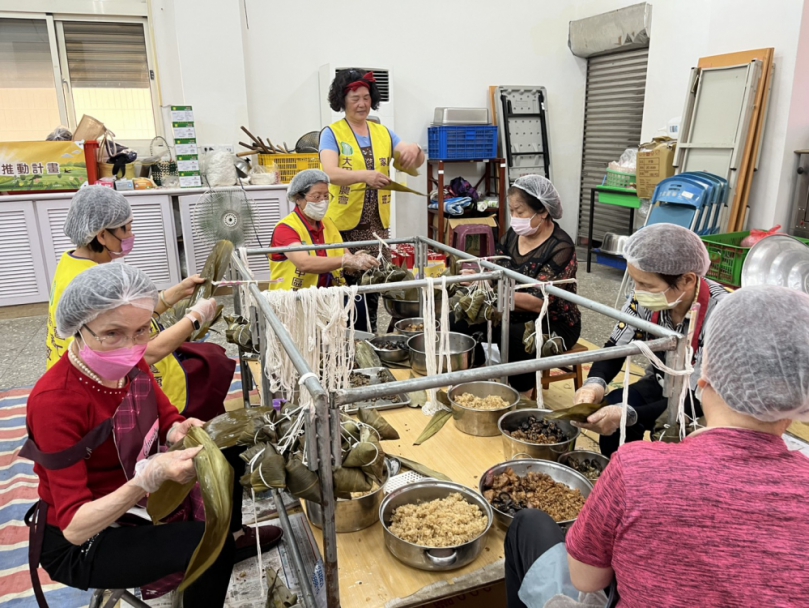 文武B家政班包愛心粽   傳遞端午溫情關懷