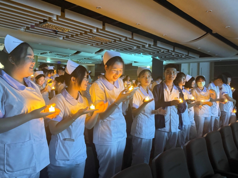 帶著專業進走向臨床中臺科大護理新生力軍傳光加冠點燈啟航