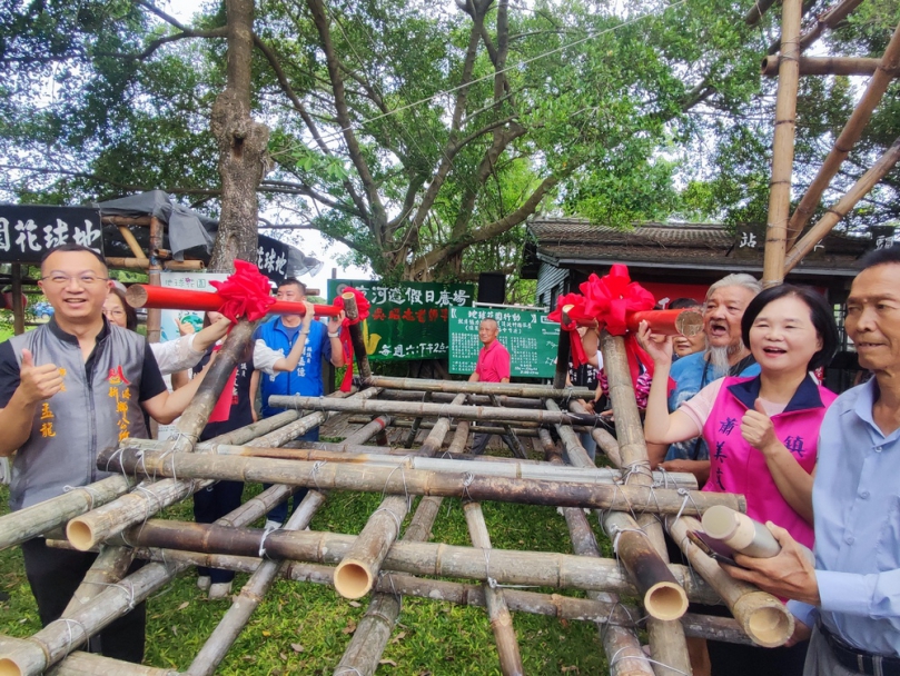 嘉義新港板頭社區搭池畔竹虹橋 協力地球花園行動再現風華