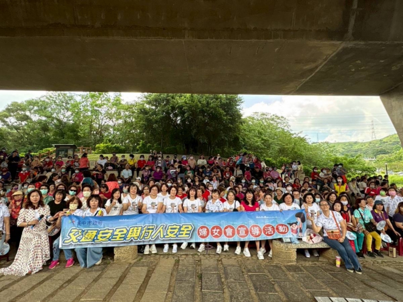 一閃一閃亮晶晶   長輩出門好安心！盧秀燕：發光臂帶早晚記得戴