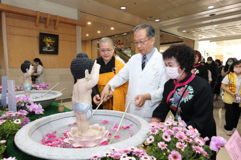仁愛長庚醫院辦浴佛活動   攜手佛光會祈願平安健康