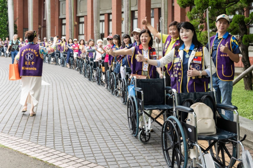 同濟會竹苗區捐贈300多台附點滴架輪椅   推著輪椅健走送愛心   各大醫院就醫民眾受惠
