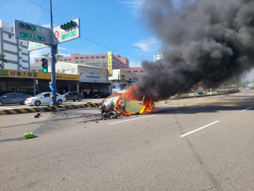 中市清水區發生車輛自撞中央分隔島起火燒意外事故造成二人輕傷