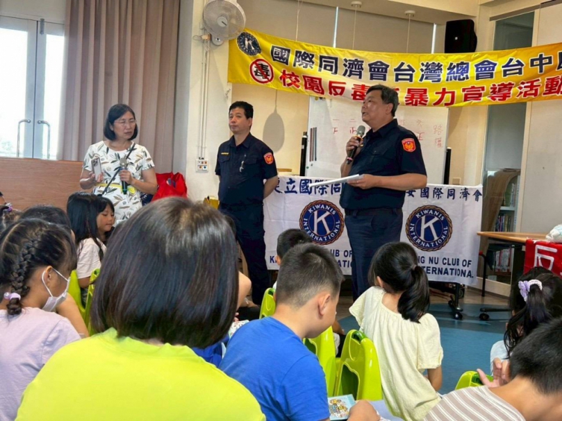 烏日警聯手同濟會前進溪尾國小治交安宣導    發古早味智力小玩具頗受好評