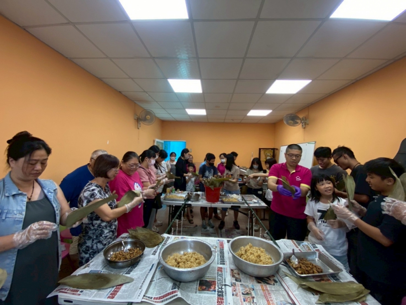 台中家扶中心海線志工隊用愛迎端午、預祝學子考試包中