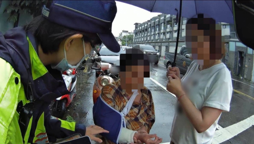 台灣最美風景！8旬嬤淋雨迷失街頭    暖心夫婦為她撐傘 警接力助返家