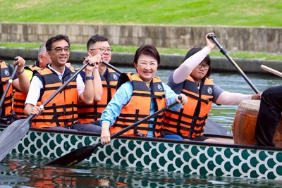 台灣首位女首長領軍划龍舟！盧秀燕體驗輕艇運動：「同舟共濟」讓台灣更好