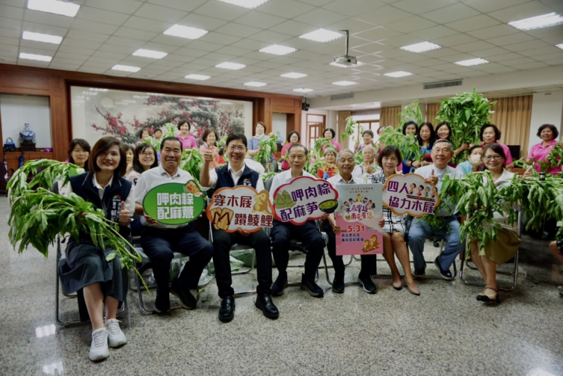 迎接端午穿木屐躦鯪鯉踩街活動  萬和宮志工挑揀250斤麻芛